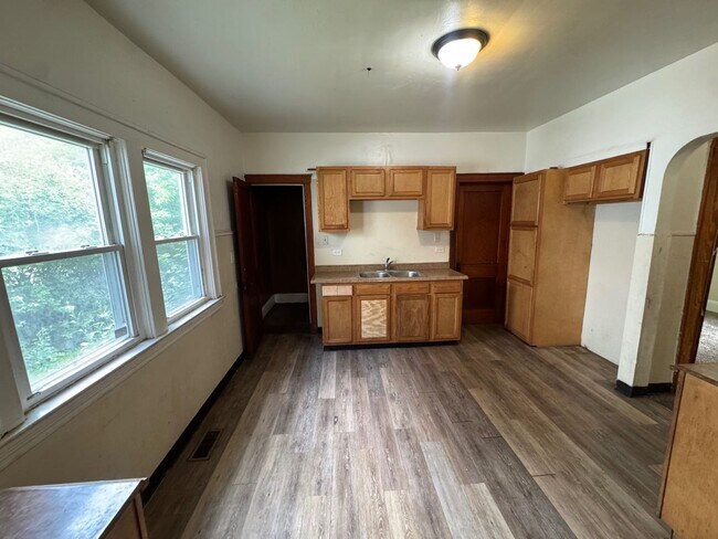 Building Photo - Charming 4-Bedroom Property in Prime Location