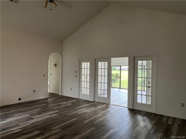 Building Photo - 558 E Jenkins Ct