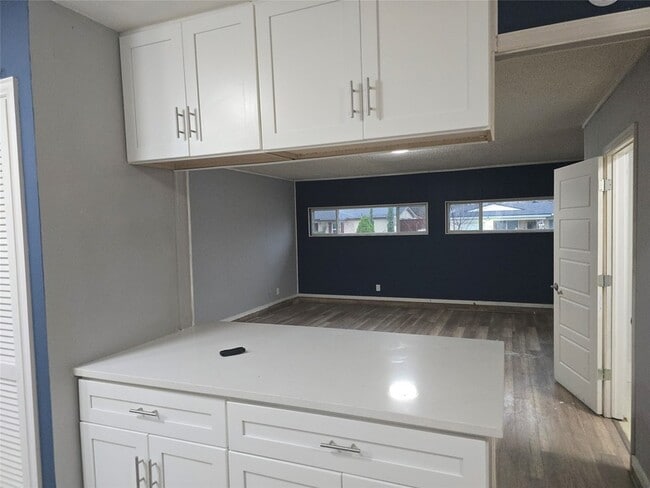 Building Photo - 1818 E Lovers Ln