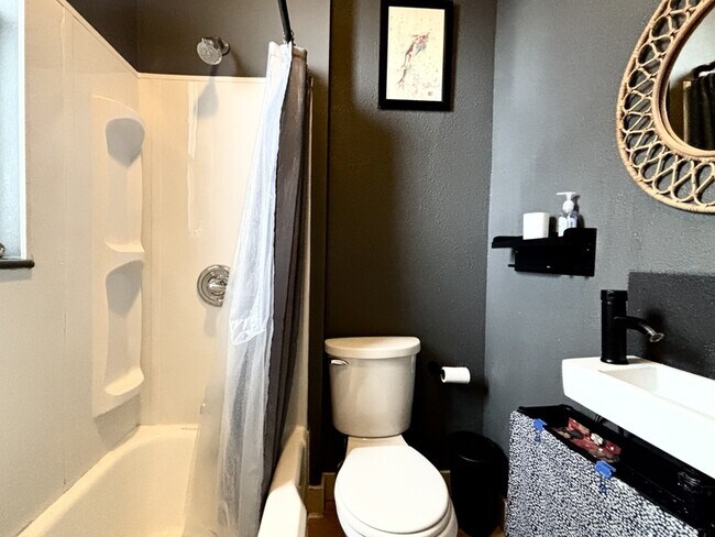 Building Photo - 612 Park St.