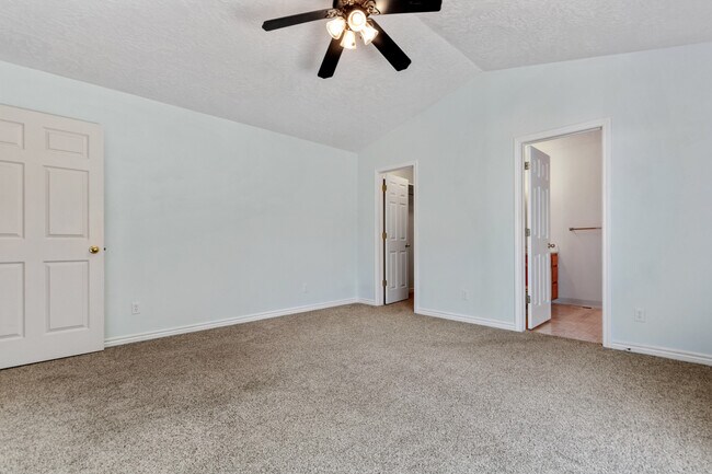 Building Photo - 2119 W Roberts Ave