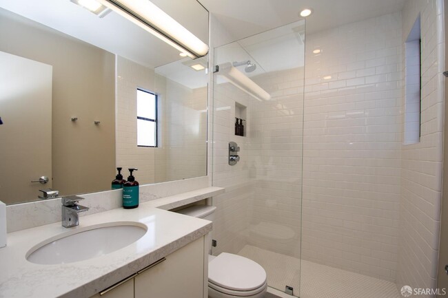 Building Photo - 5 Montague Pl