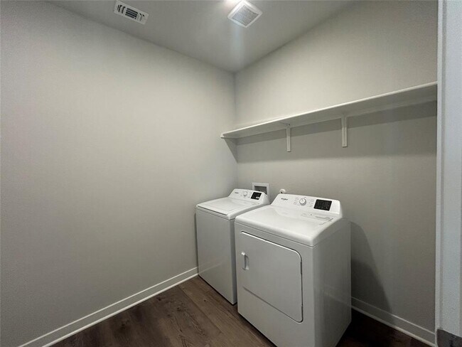 Building Photo - 2423 Ekvall Dr