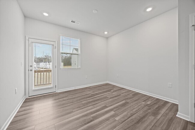 Building Photo - Raleigh Living Made Easy – 3BR Townhome w/ Amenities & Prime Location