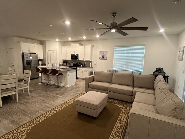 Building Photo - Spacious 4 bedroom 2.5 Bath, Fully Furnish...