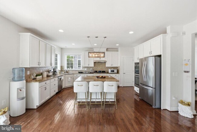 Building Photo - 6526 Wayside Pl