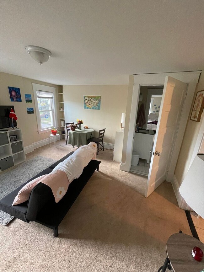 Building Photo - Two Bedroom apartment near engineering and...