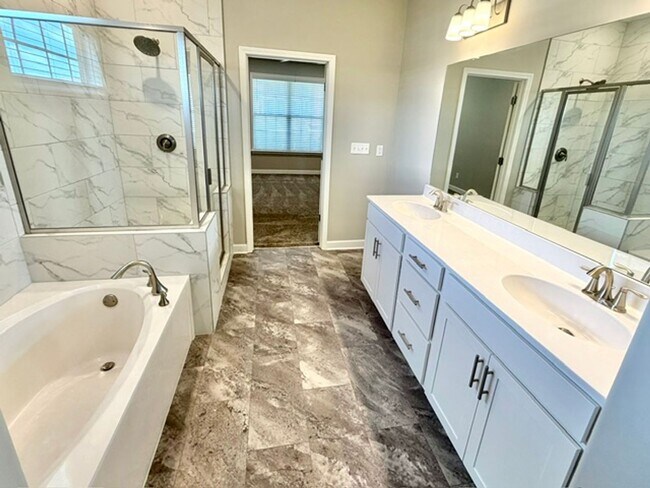 Building Photo - 430 Azalea Dr