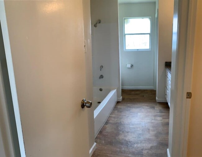 Building Photo - 516 San Saba St