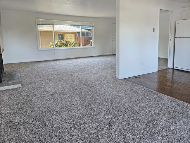 Building Photo - 9032 SW Monterey Pl