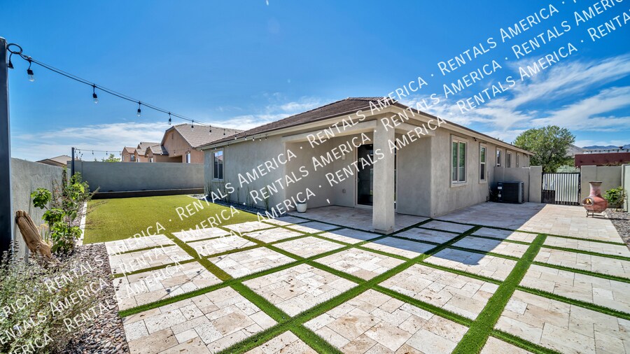 Building Photo - 319 E Desert Haven Pl