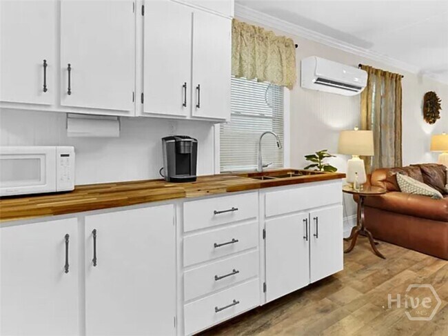 Building Photo - 304 E Fourth St