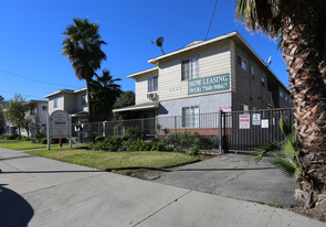 Building Photo - Whitsett Courtyard Apartments