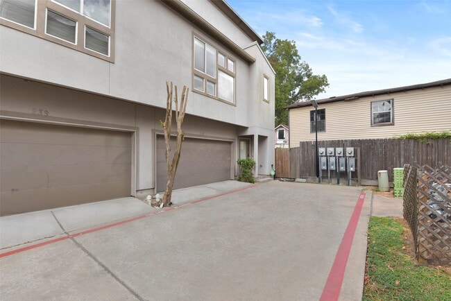 Building Photo - 241 N Lenox St