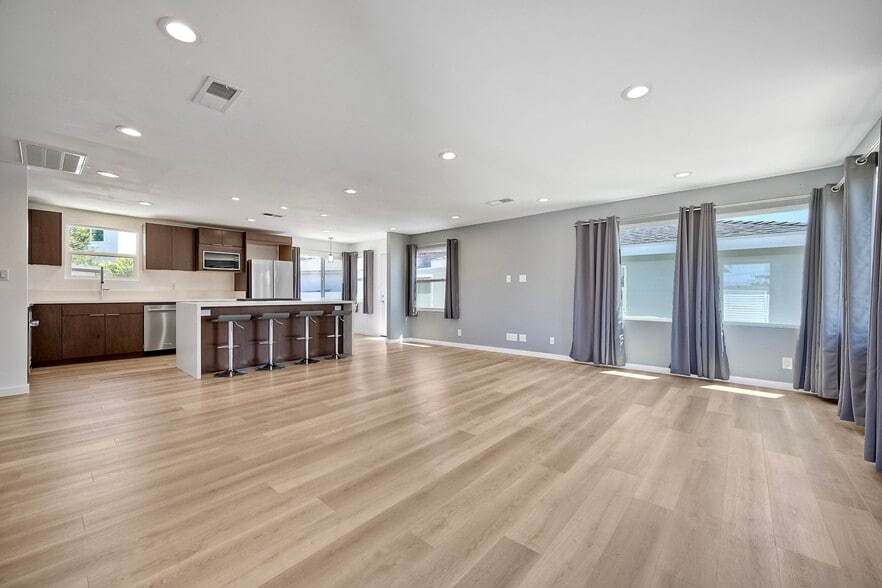 Building Photo - 6258 Pembroke Dr