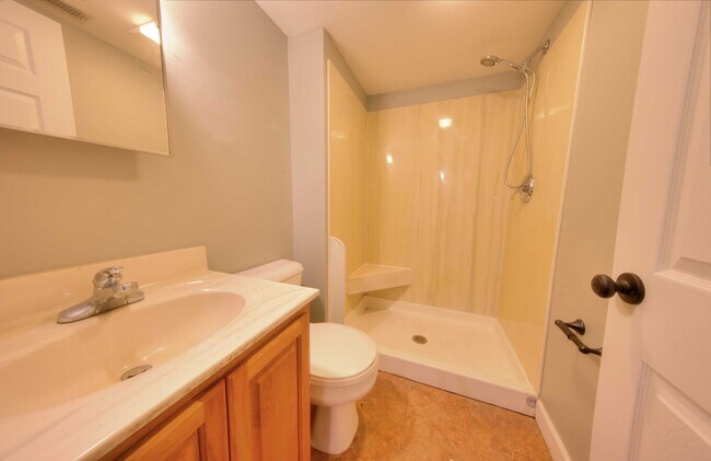 Building Photo - This classic 3 bedroom 2 bath Webster home features a front porch, large deck off the kitchen for...