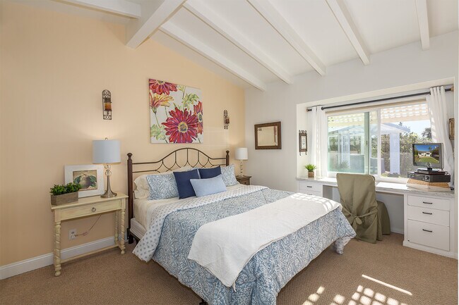 Primary w/King, TV, Ensuite 1/2 bath - 934 Calle Cortita