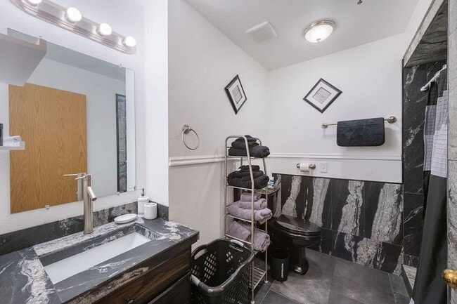 Building Photo - Carriage House Furnished Condo Available Now