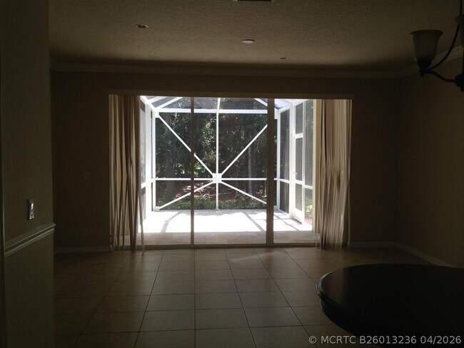 Building Photo - 9680 Lago Dr