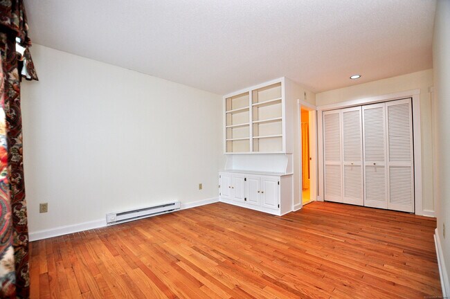 Building Photo - 8 Dickinson Ct