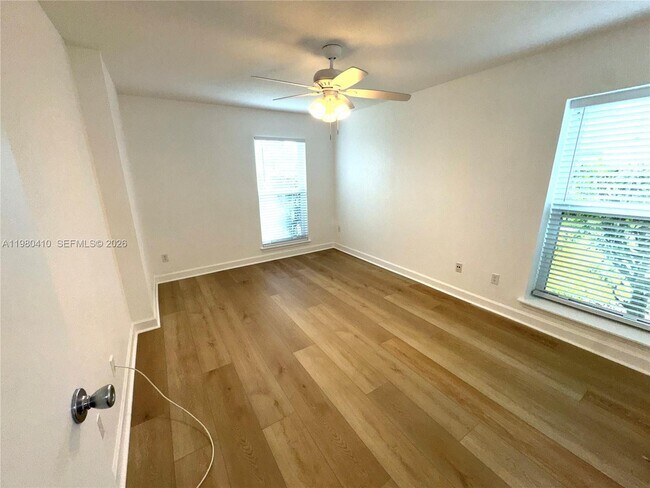 Building Photo - 733 Riverside Dr