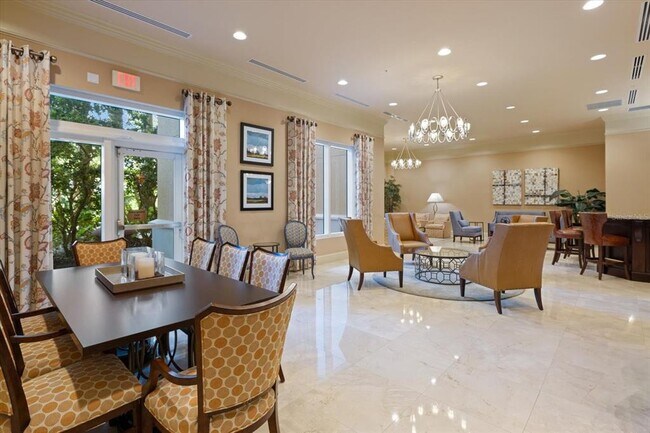 Building Photo - 800 N Tamiami Trl