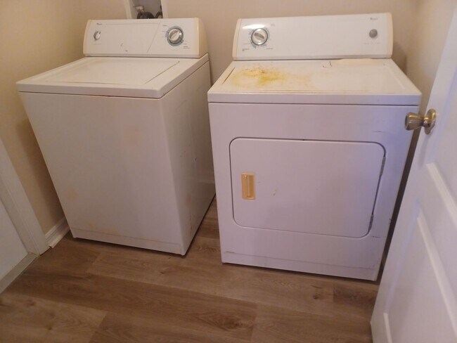 Building Photo - 3/2 with laminate flooring throughout
