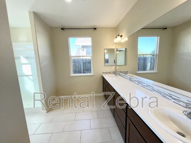 Building Photo - 482 Glendon Pl