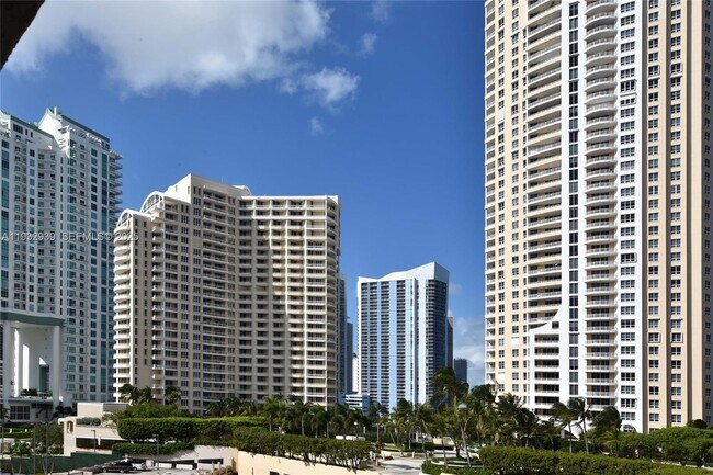 Building Photo - 540 Brickell Key Dr