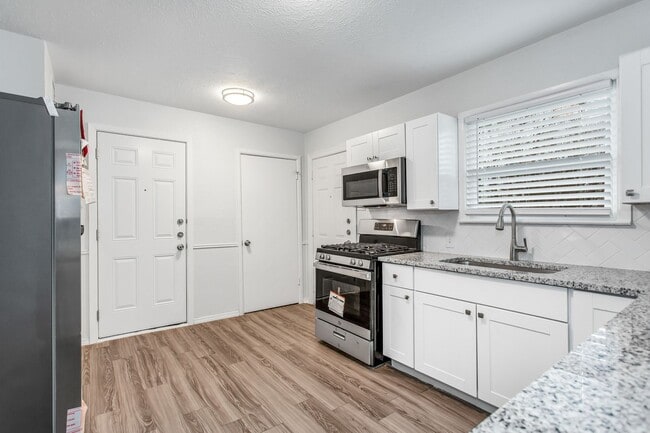 Building Photo - Updated 3 Bedroom, 1 Bath Home in Casa View