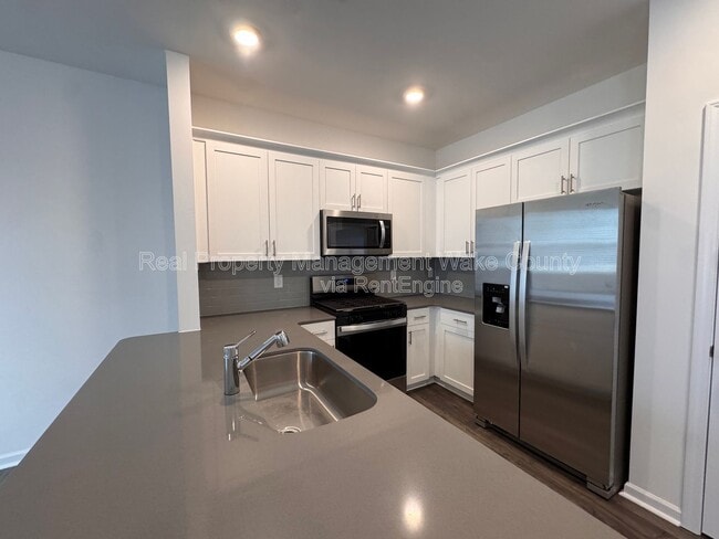 Building Photo - 407 Belgian Red Wy