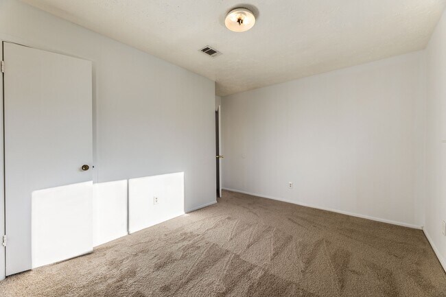 Building Photo - 15235 Heron Park Dr
