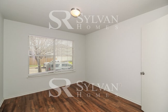 Building Photo - Prepare to fall in love with this 3 bedroom, 2 bathroom home