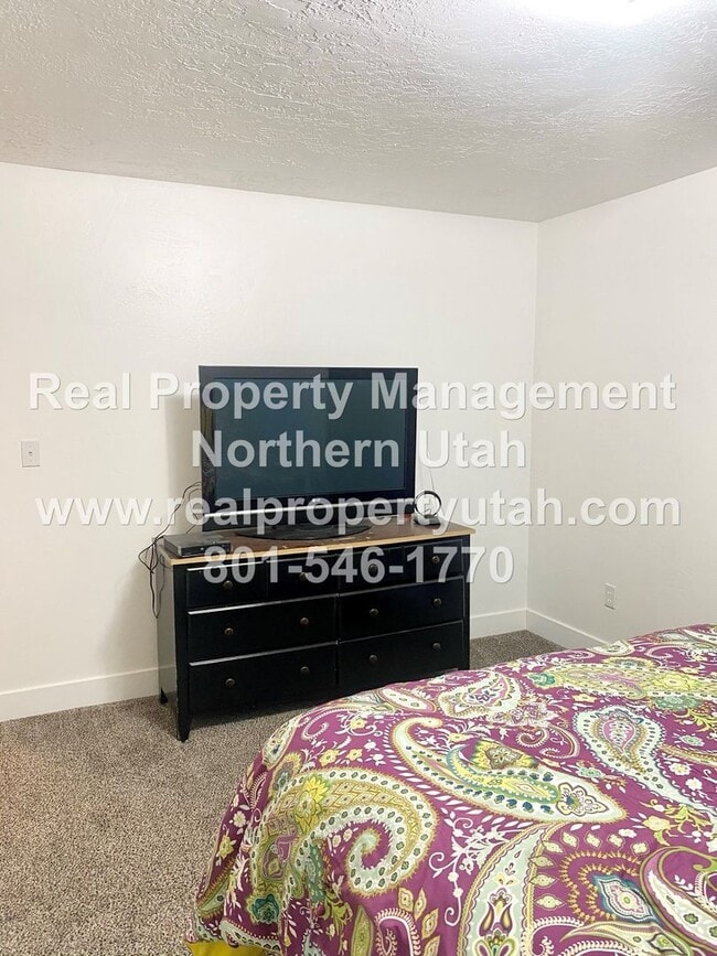 Building Photo - 3 Bedroom 1.5 Bath Townhome Available in Clearfield