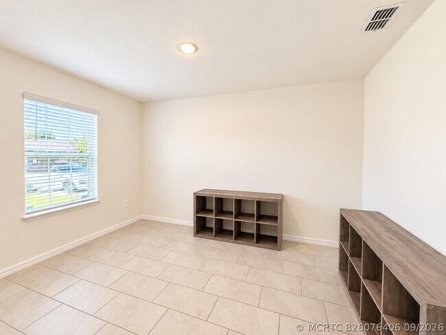 Building Photo - 1025 SW Sarto Ln