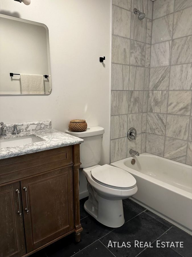 Building Photo - 909 NW Oxford Dr