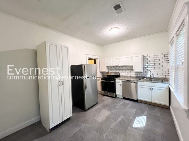 Building Photo - 1489 Faxon Ave