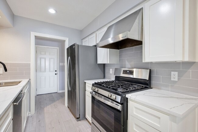 Building Photo - 3808 Yellowstone Pl