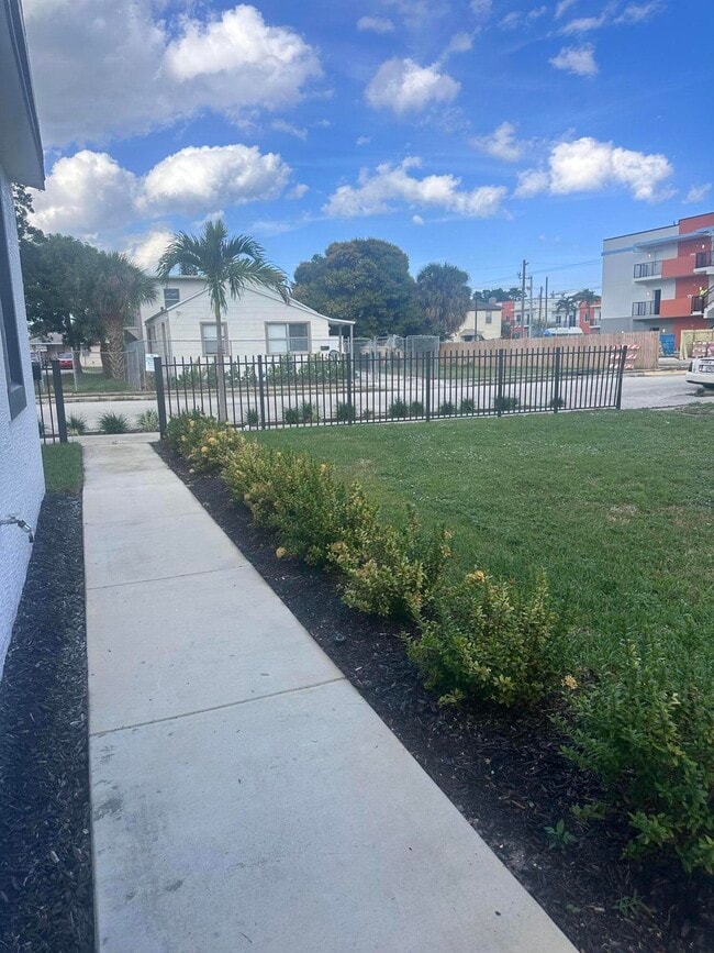 Building Photo - 1016 State St