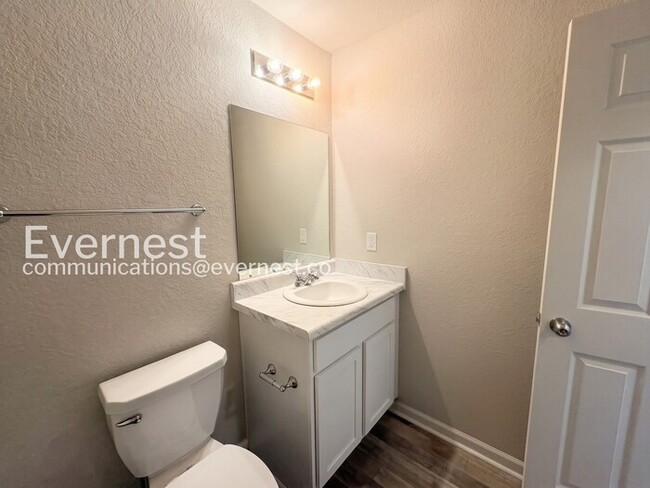 Building Photo - 4 Bed, 2 Bath Home with 2 Car Garage / Available Now!