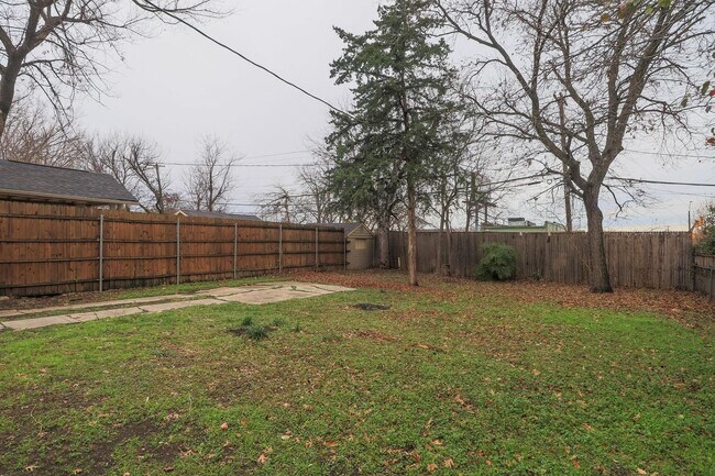 Building Photo - UPDATED & REMODELED 2 Bed 1 bath property ...
