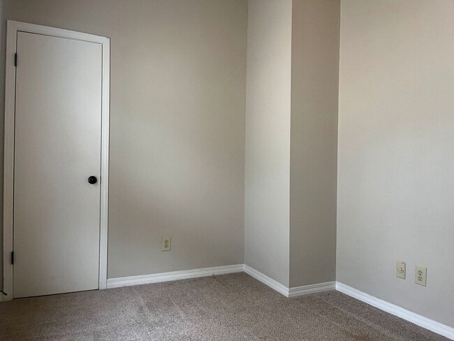 Building Photo - MAN-600C