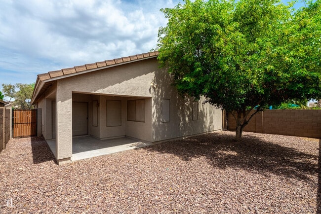 Building Photo - 12937 W Bloomfield Rd