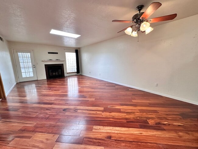 Building Photo - 2 Bedroom 2 Bath Townhome w/2 Car Garage and Refrigerated Air