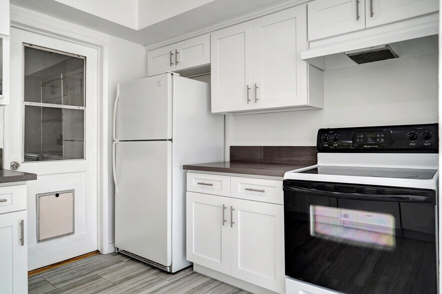 Building Photo - 10823 Camarillo St