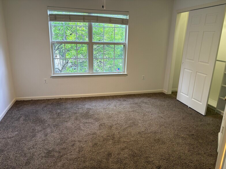 Second bedroom - 550 Mohawk Dr
