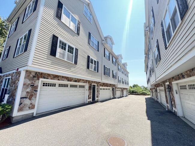 Building Photo - 75 Brackett St