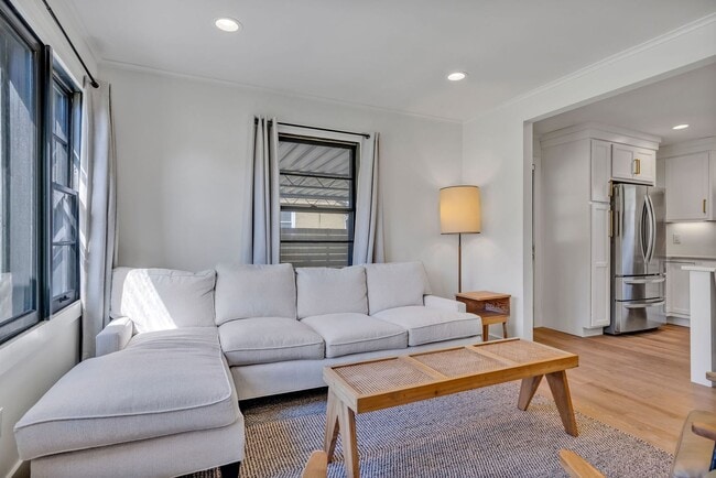 Building Photo - Beautifully furnished short-term rental in Historic Downtown Franklin!