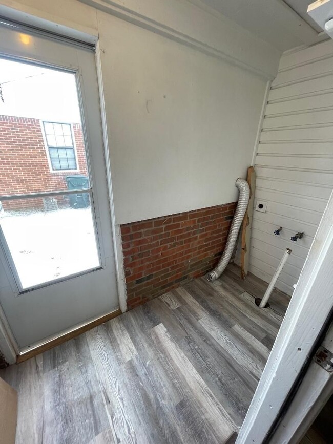 Building Photo - 2 BED 1 BATH DUPLEX FOR LEASE AVAILABLE NOW!!