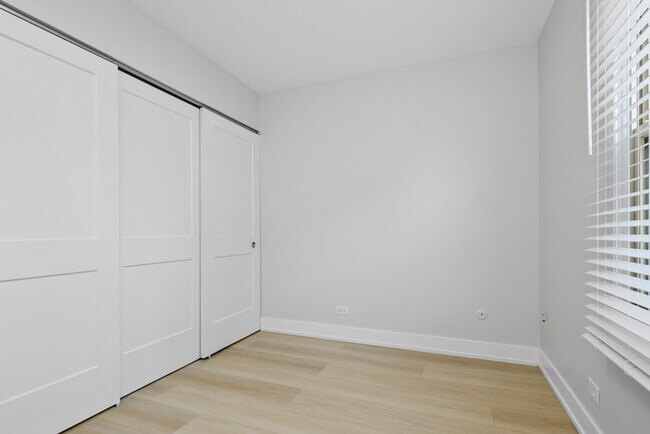 Building Photo - 7800 W Kingston Dr